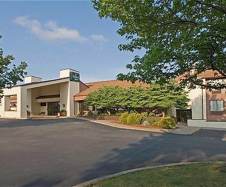 Holiday Lodge Hotel Oak Hill Exterior photo