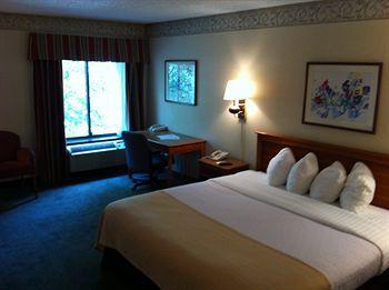 Holiday Lodge Hotel Oak Hill Exterior photo